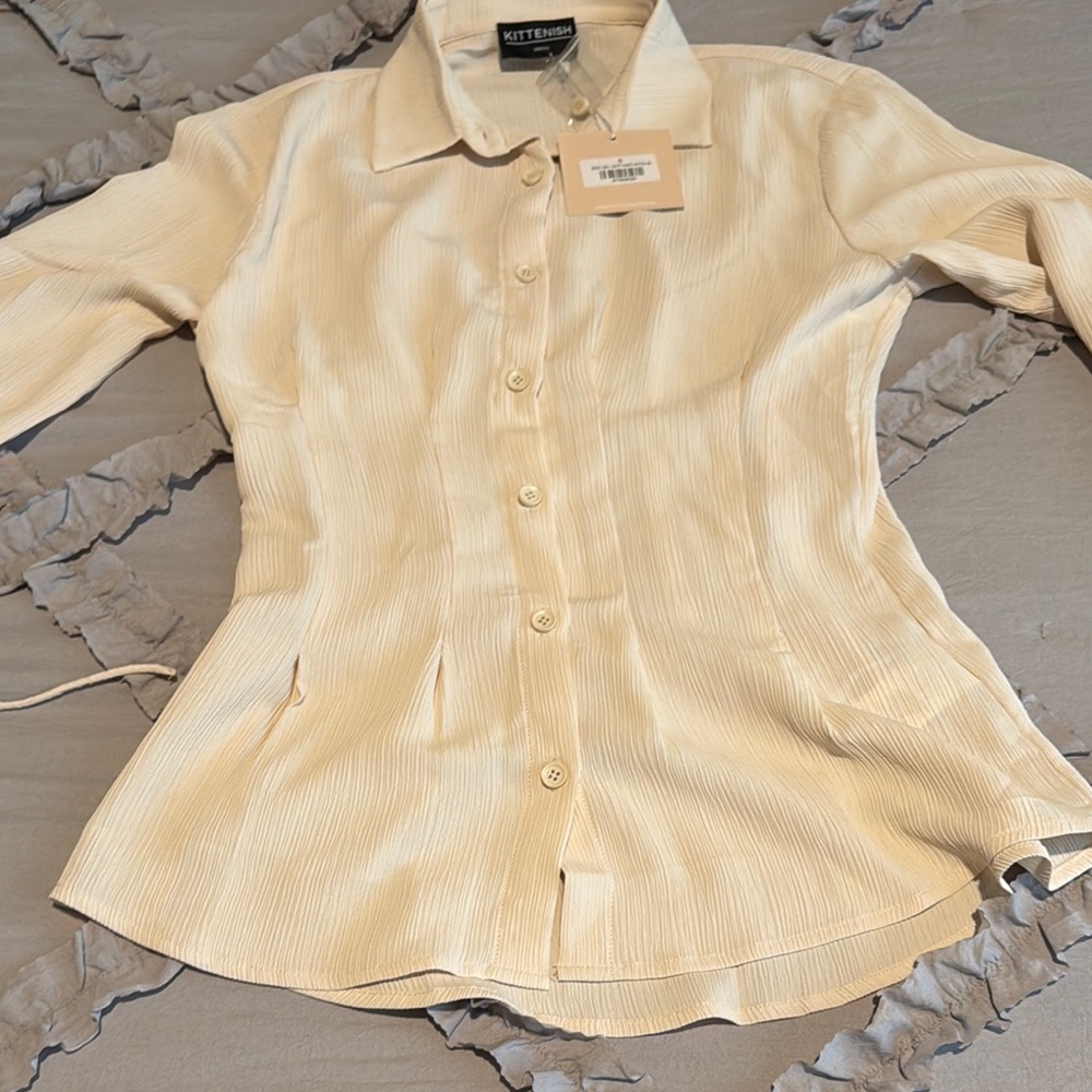 Kittenish Cream Button-Down Ruffle Hem Blouse NWOT - Picture 4 of 7